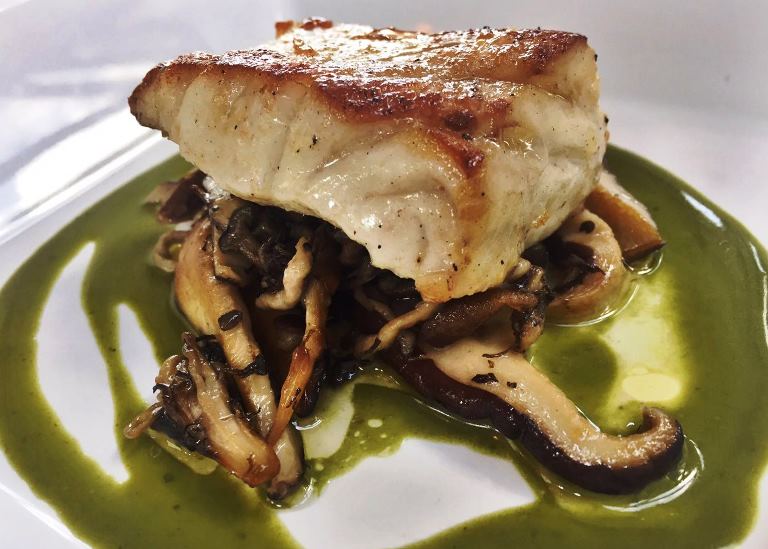 Peixe do dia: na companhia de molho de manjericão e cogumelos (Foto: Deni Bloch)