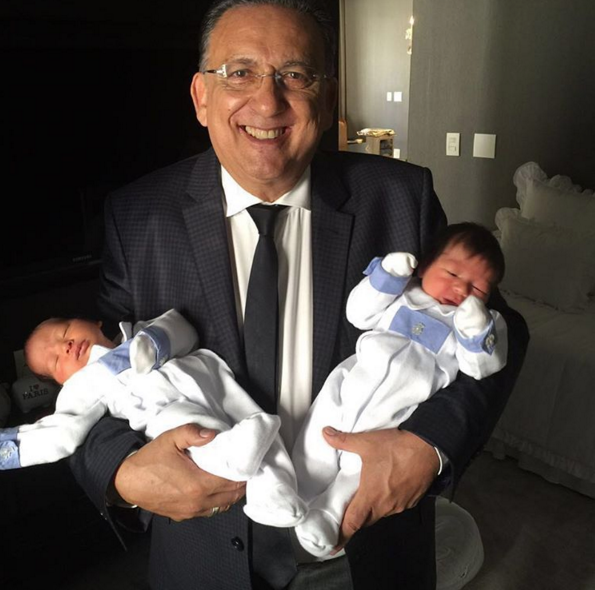 Galvão Bueno divulga registro fofo dos netos gêmeos em rede social