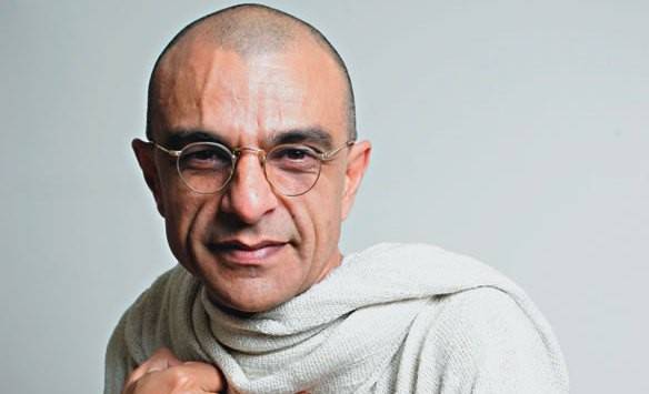 O ator João Signorelli revive Mahatma Gandhi