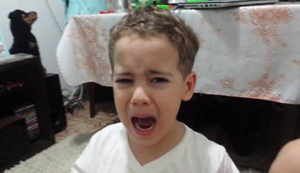 Ao ouvir o nome do programa ‘Zorra Total’, garotinho começa a chorar e vira hit na internet