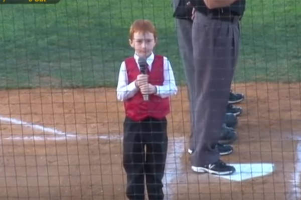 Garotinho com soluço não dá para trás e canta o hino da Austrália até o fim