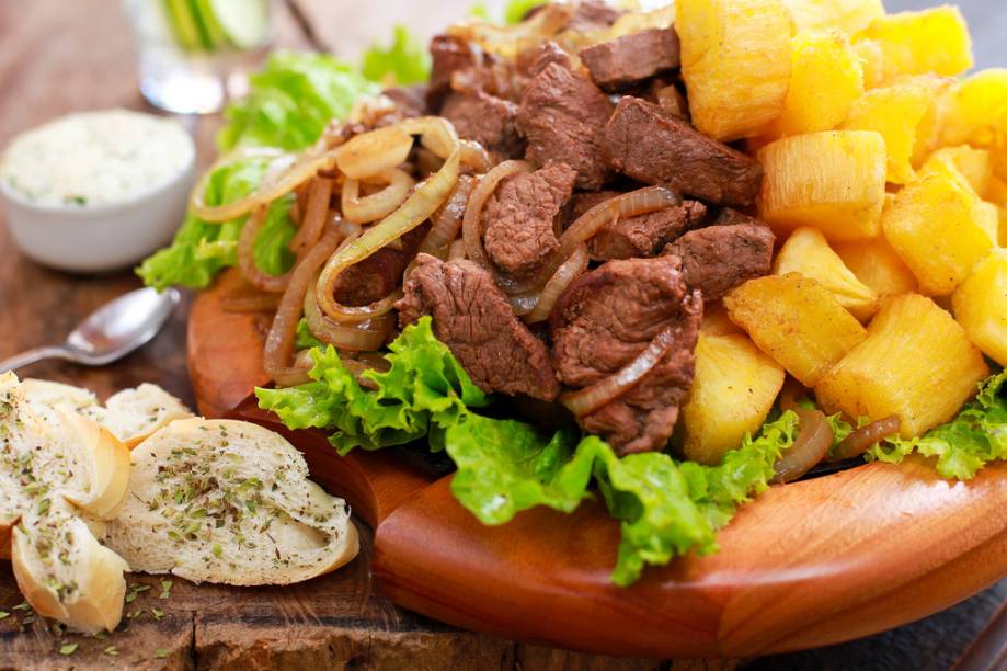 Gela Guela ofecere filet mignon com mandioca frita, acompanhado de molho tártaro, por R$ 43,00 Gela Guela ofecere filet mignon com mandioca frita, acompanhado de molho tártaro, por R$ 43,00