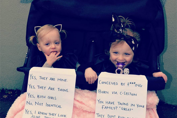 Mãe tem solução criativa que evitar perguntas irritantes sobre suas filhas gêmeas
