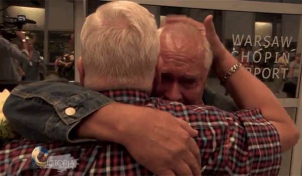 Separados por 70 anos, irmãos gêmeos se reencontram em vídeo emocionante