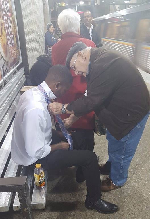 Foto mostra ato de gentileza em estação de trem e vira fenômeno no Facebook