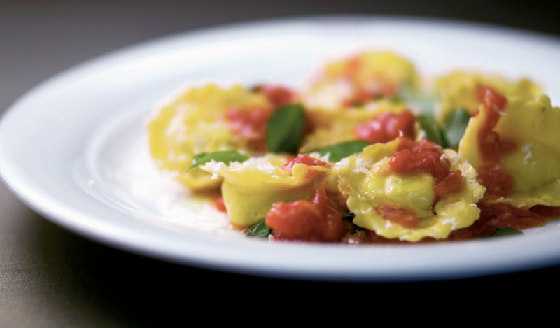 Ravioloni de mussarela de búfala com tomate fresco e manjericão