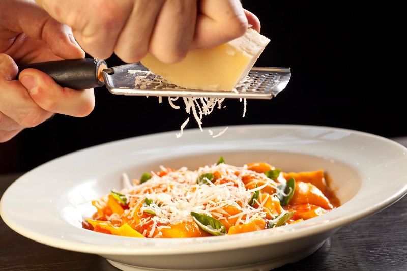 gero-mezza_raviolini-di-mozzarella-di-bufala-al-pomodoro-e-basilico-raviolini-de-mozzarella-de-b-fala-com-molho-de-tomate-fresco-e-manjeric-uo.jpeg