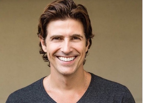 Aos 49, Reynaldo Gianecchini surge completamente grisalho e ganha elogios