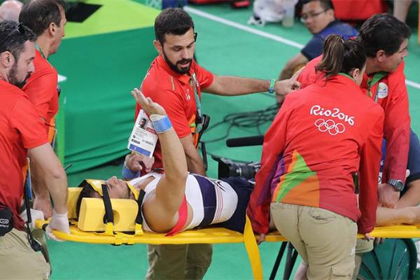 Após grave lesão, ginasta foi derrubado em maca por paramédicos da Rio 2016