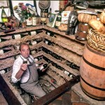 Bruno na adega subterr&acirc;nea e sua predile&ccedil;&atilde;o por vinhos italianos (Foto: Raul Junior)