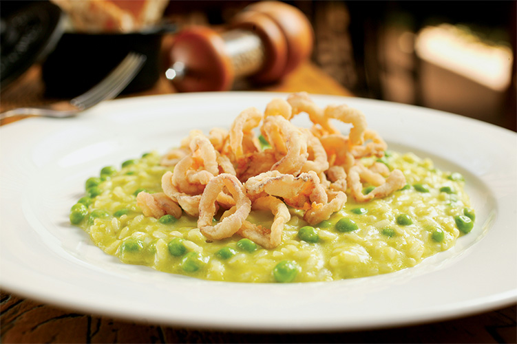 Risoto de ervilha coroado por lula crocante Risoto de ervilha coroado por lula crocante