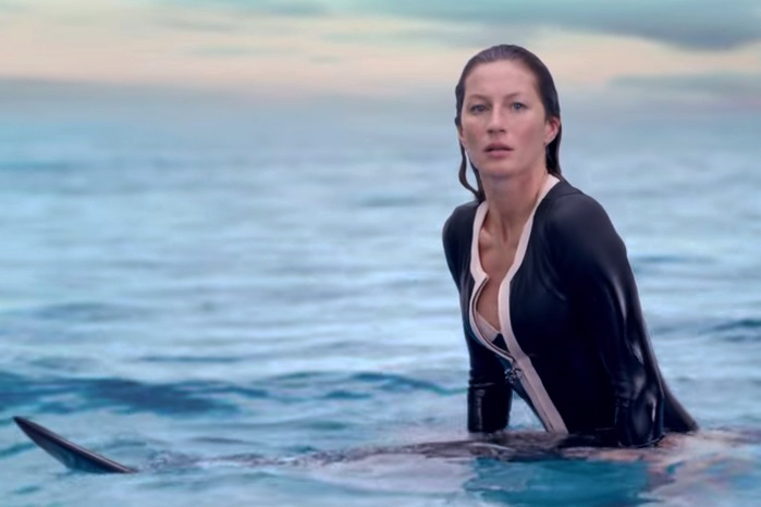 Gisele Bündchen aparece sem maquiagem e beijando ator de ‘Game of Thrones’ em comercial da Chanel; assista