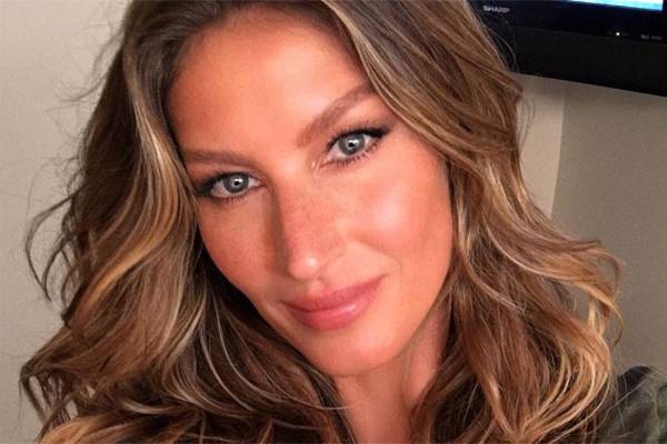 Gisele Bündchen clica Tom Brady e filha montando árvore de Natal
