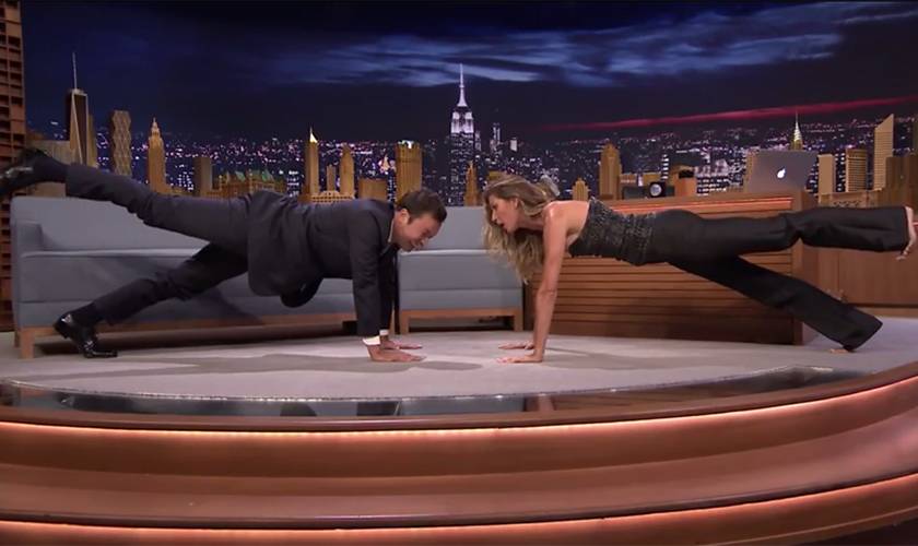 Gisele Bündchen ensina yoga para Jimmy Fallon em programa de TV