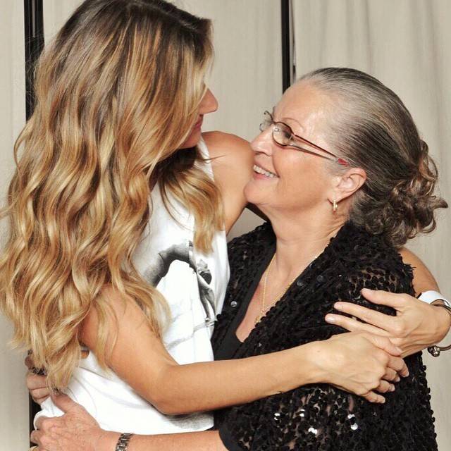 Celebridades prestam homenagem às mães no Instagram