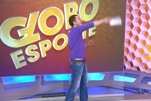 Tiago Leifert enfrenta mosca gigante durante apresentação do ‘Globo Esporte’