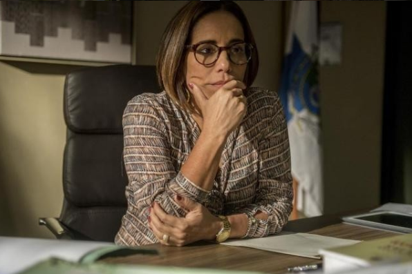 Gloria Pires posa de biquíni ao lado das filhas e recebe elogios