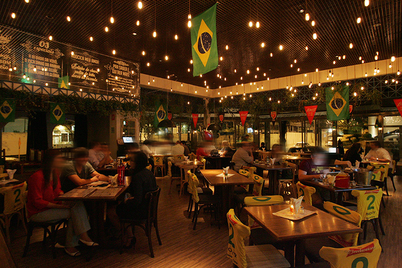 O salão é amplo e iluminado por centenas de luzinhas no teto O salão é amplo e iluminado por centenas de luzinhas no teto