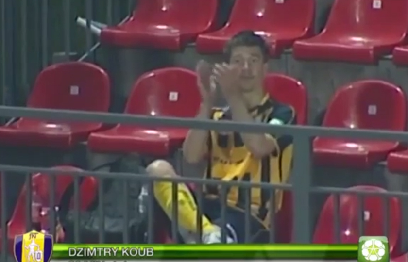 Uma comemoração muito original: jogador faz gol e aplaude a si mesmo da arquibancada