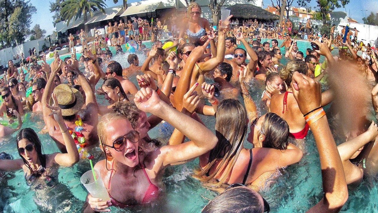 praia piscina cheia