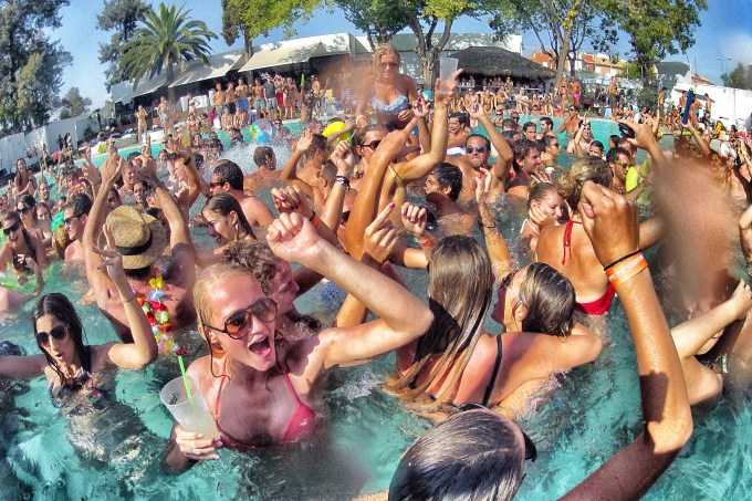 praia piscina cheia