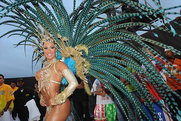 Gracyanne: massagem e cerveja