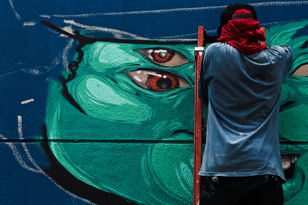 Grafiteiros unidos para colorir o Jardim Edite