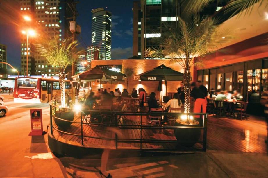 Mesas no terraço de 250 metros quadrados: refúgio no fim de tarde Mesas no terraço de 250 metros quadrados: refúgio no fim de tarde