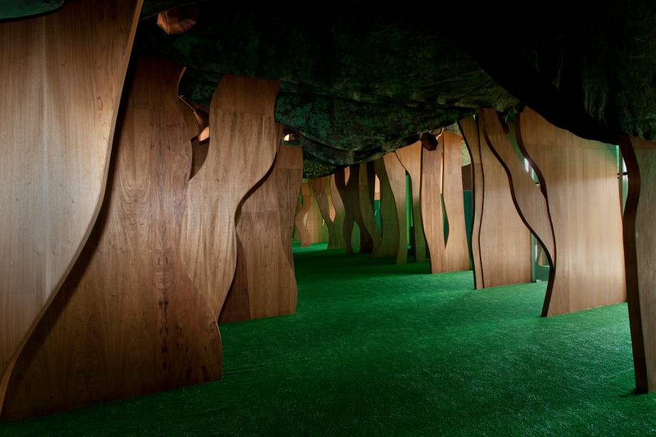 Na reprodução de uma floresta, há narrações dos contos nas vozes de artistas como Francisco Cuoco e Chico Sá Na reprodução de uma floresta, há narrações dos contos nas vozes de artistas como Francisco Cuoco e Chico Sá