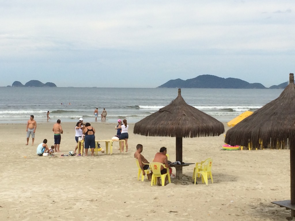 Turistas na praia da Enseada na manh&atilde; desta quarta-feira (Foto: F&aacute;bio Lemos Lopes)
