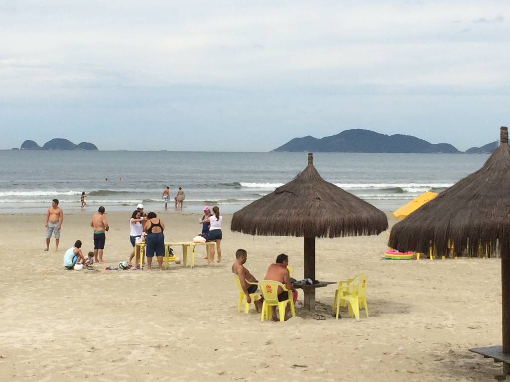 Turistas ignoram raios e chuva e aproveitam as praias do Guarujá