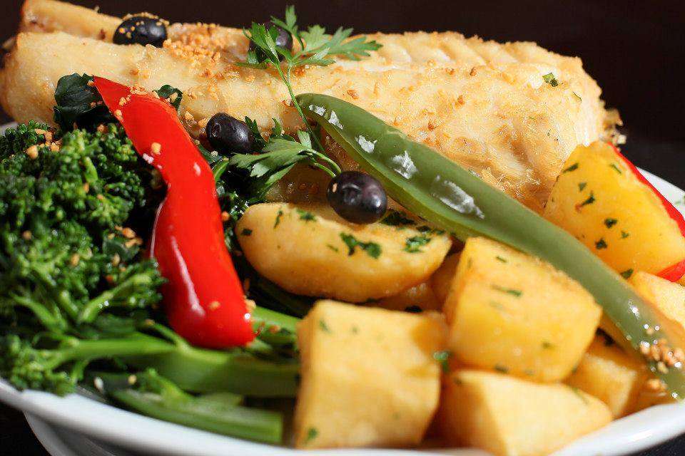 Bacalhau à Guimarães: receita leva posta do pescado frita, batatas, brócolis, azeitonas, pimentão e alho Bacalhau à Guimarães: receita leva posta do pescado frita, batatas, brócolis, azeitonas, pimentão e alho