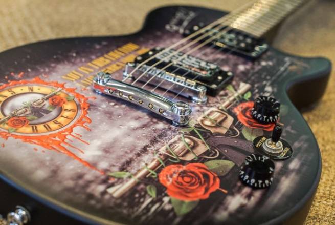 Guns N’ Roses leiloa guitarra comemorativa de turnê pela América do Sul