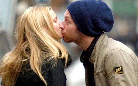gwyneth-chris-kiss-z