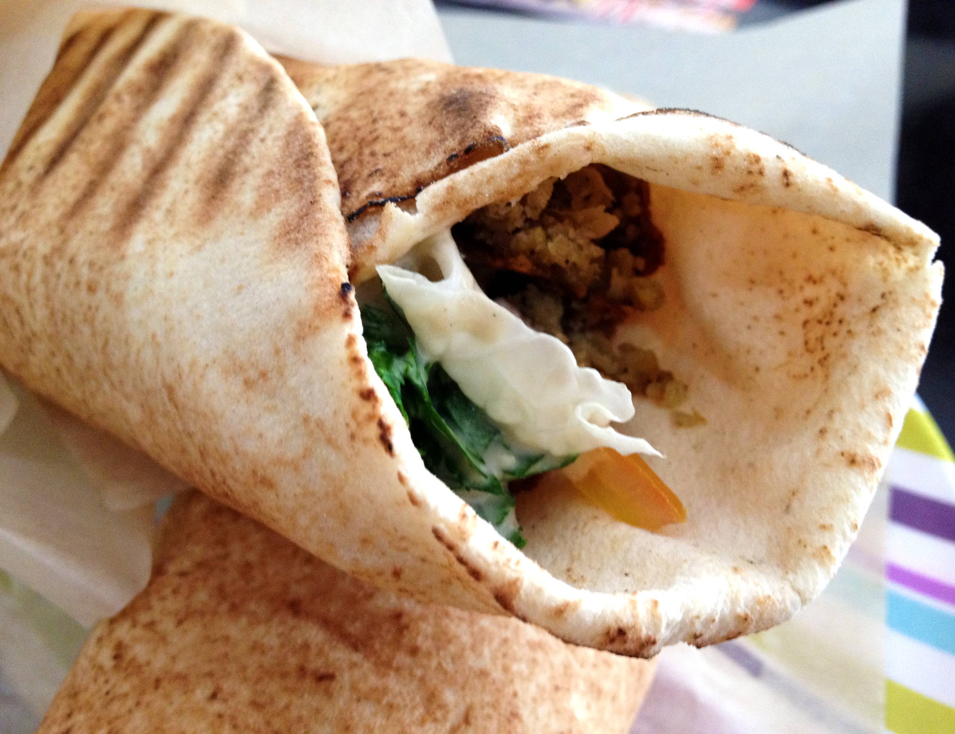 Comida árabe gostosa e baratinha: kebab + esfiha = R$ 10