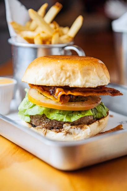 Hambúrguer com salada e bacon Hambúrguer com salada e bacon