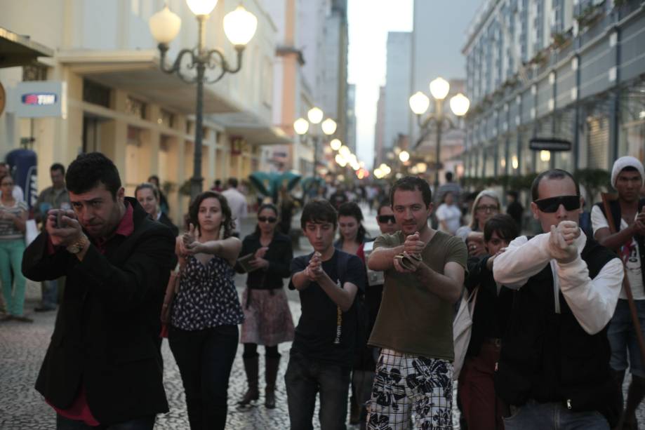Peça "Hasard" é uma intervenção urbana nas ruas do Centro de São Paulo que conta com a interação do público Peça "Hasard" é uma intervenção urbana nas ruas do Centro de São Paulo que conta com a interação do público