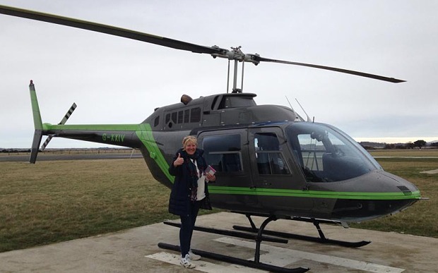 Dona aluga helicóptero para tentar achar cachorro sumido