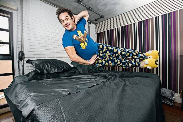 Na cama com o promoter Helinho Calfat