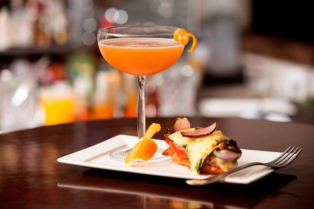 Drinque cítrico hennessy maple sour e tartine de legumes, também do Le Bilboquet: R$ 50,00 Drinque cítrico hennessy maple sour e tartine de legumes, também do Le Bilboquet: R$ 50,00