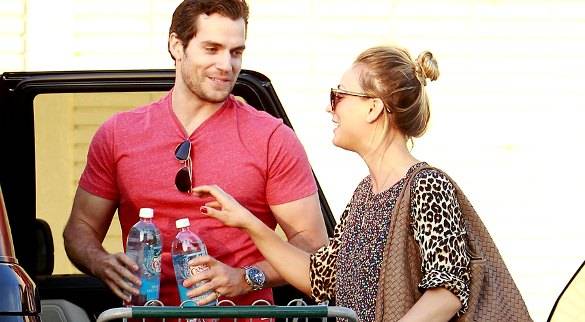 Astro de ‘O Homem de Aço’, Henry Cavill está namorando Kaley Cuoco, de ‘The Big Bang Theory’
