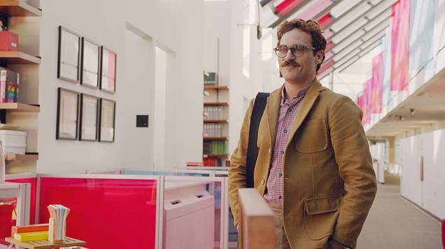 Ela: Joaquin Phoenix na pele de Theodore, feliz com a voz da namorada Ela: Joaquin Phoenix na pele de Theodore, feliz com a voz da namorada