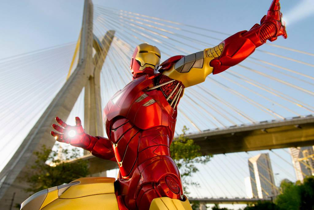 Boneco de Homem de Ferro, na Ponte Octávio Frias de Oliveira Boneco de Homem de Ferro, na Ponte Octávio Frias de Oliveira