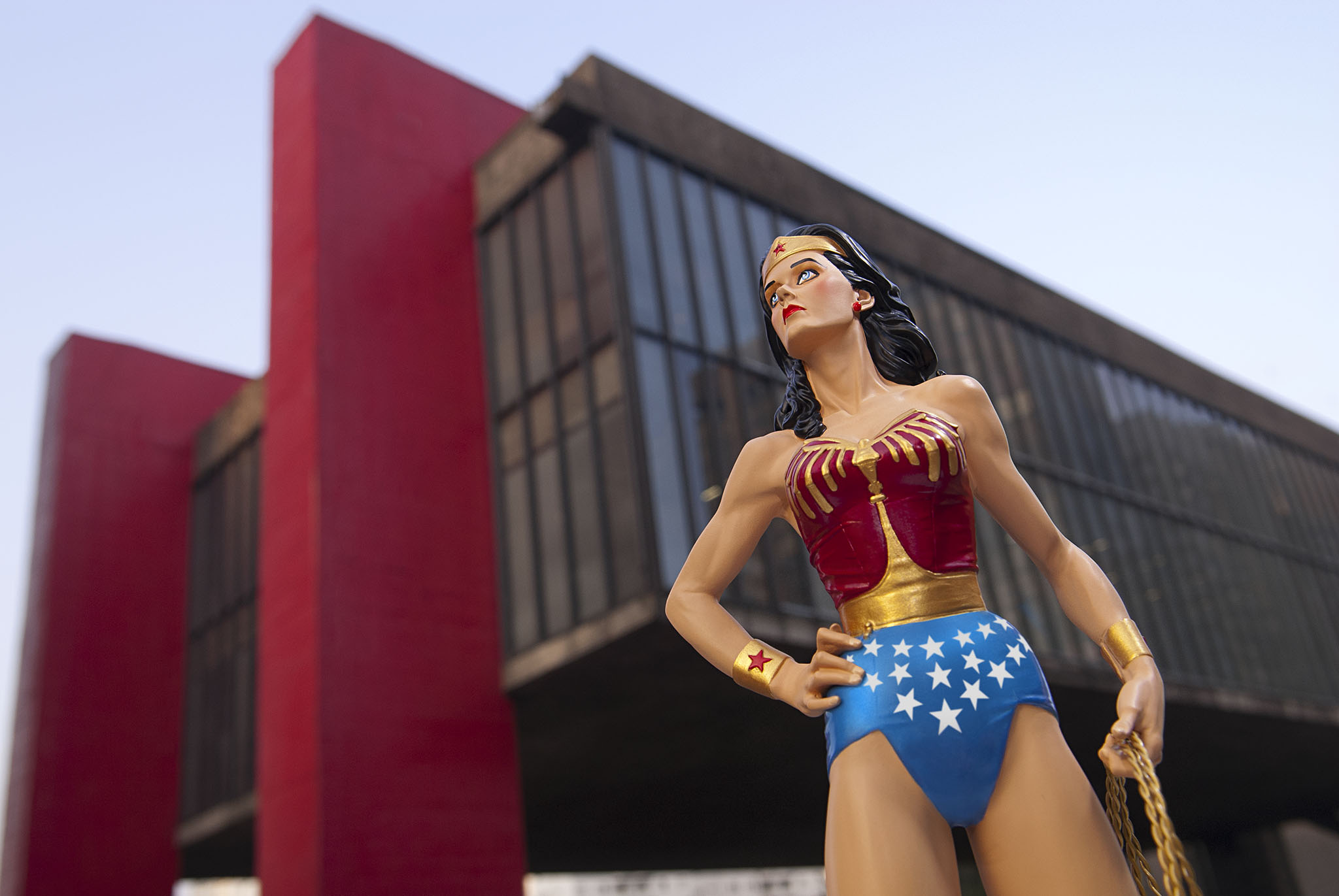 A imagem de Mulher Maravilha é exibida em frente ao Masp