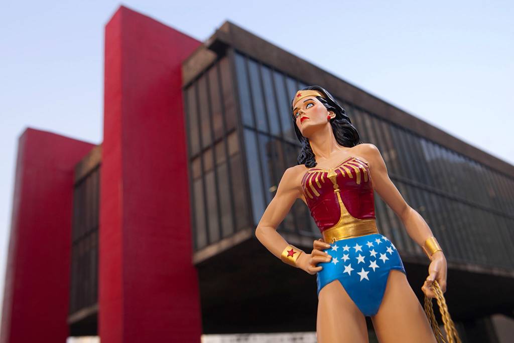 A imagem de Mulher Maravilha é exibida em frente ao Masp A imagem de Mulher Maravilha é exibida em frente ao Masp