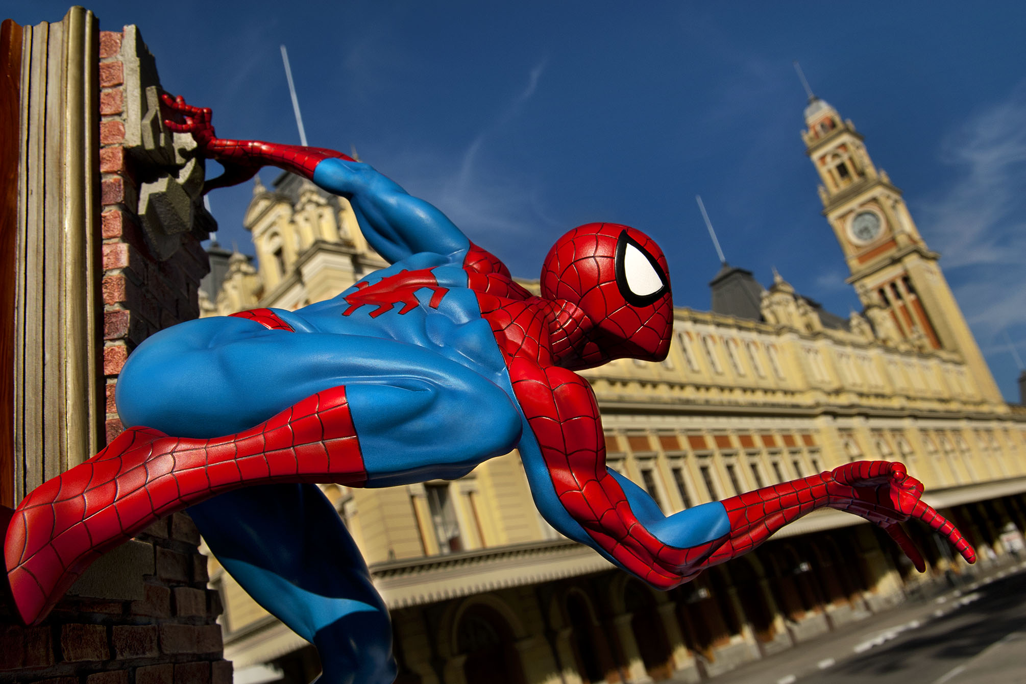 Homem Aranha: circulando pela estação da Luz