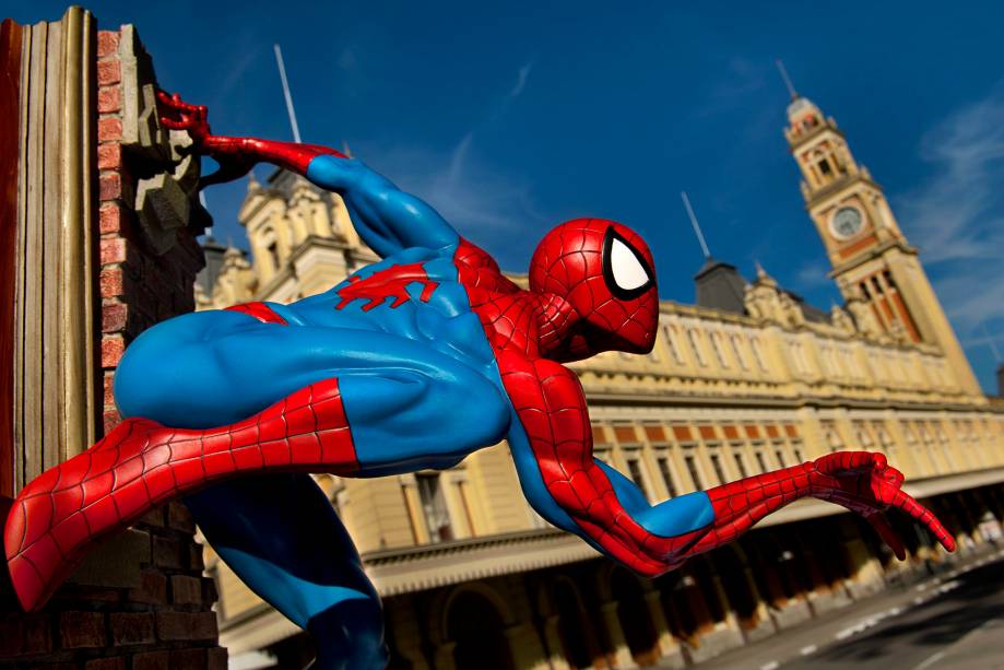 Homem Aranha: circulando pela estação da Luz Homem Aranha: circulando pela estação da Luz