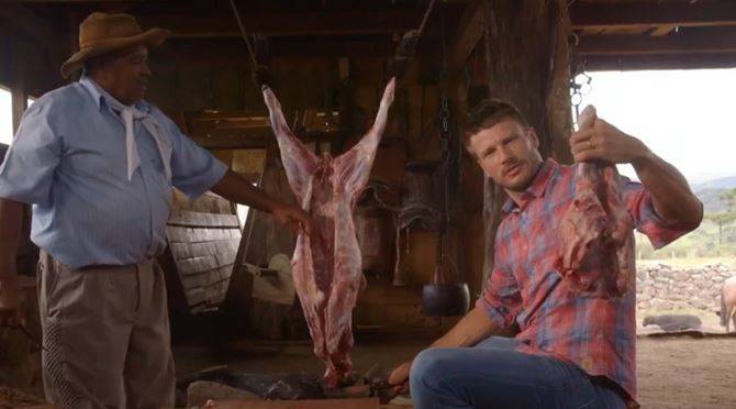 Rodrigo Hilbert enfurece internautas ao abater filhote ovelha em programa culinário