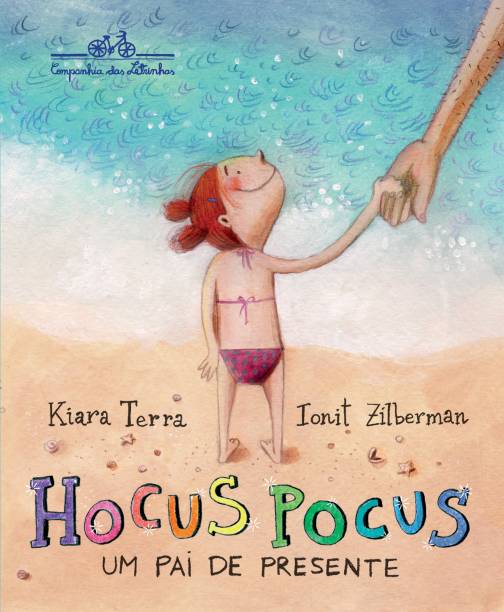 No livro, personagem descobre que pode registrar os momentos em uma máquina fotográfica No livro, personagem descobre que pode registrar os momentos em uma máquina fotográfica