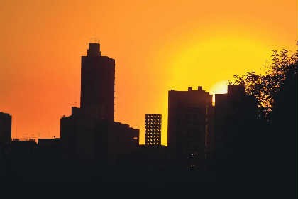 Igreja de São Domingos: bloco esburacado no meio do cenário de prédios Igreja de São Domingos: bloco esburacado no meio do cenário de prédios